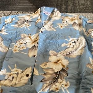 Mens Hawaiian button up shirt. Size L